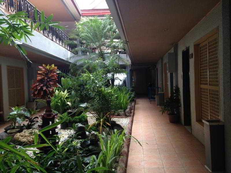 Queen\'S Beach Resort Manoc-Manoc Экстерьер фото