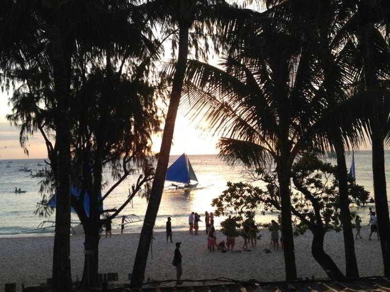 Queen\'S Beach Resort Manoc-Manoc Экстерьер фото